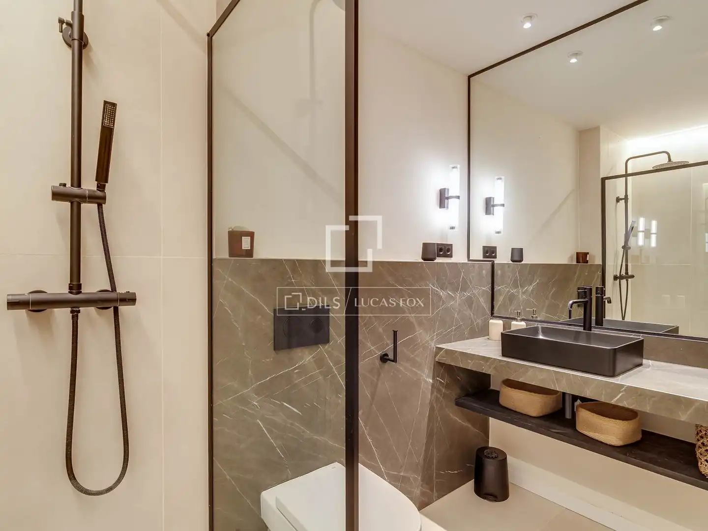 Badezimmer von Wohnung zum Verkauf in Barcelona mit Klimaanlage, Heizung und Parkett