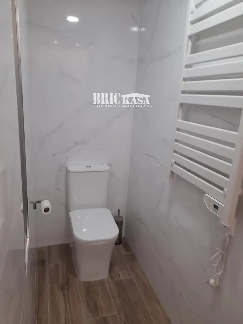 Badezimmer von Wohnung zur Miete in Cáceres mit Klimaanlage, Heizung und Schwimmbad