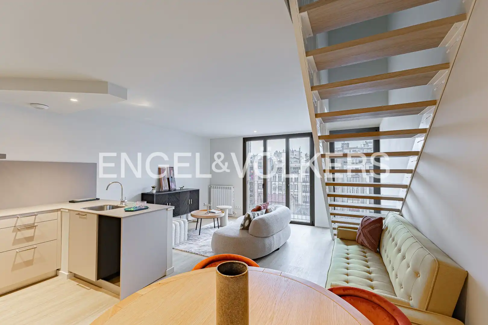 Sala d'estar de Dúplex en venda en Barcelona amb Aire condicionat, Calefacció i Parquet