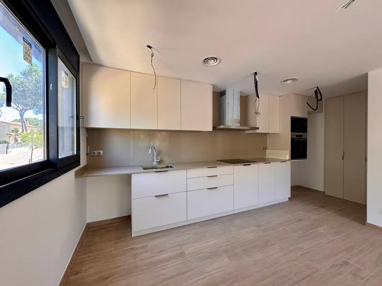 Küche von Wohnung zum Verkauf in Pals mit Klimaanlage, Heizung und Terrasse