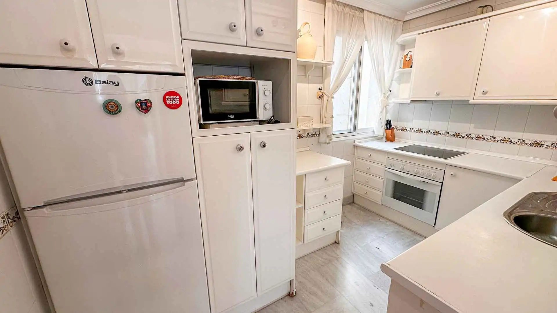 Cuina de Apartament de lloguer en Marbella amb Terrassa, Piscina i Piscina comunitària