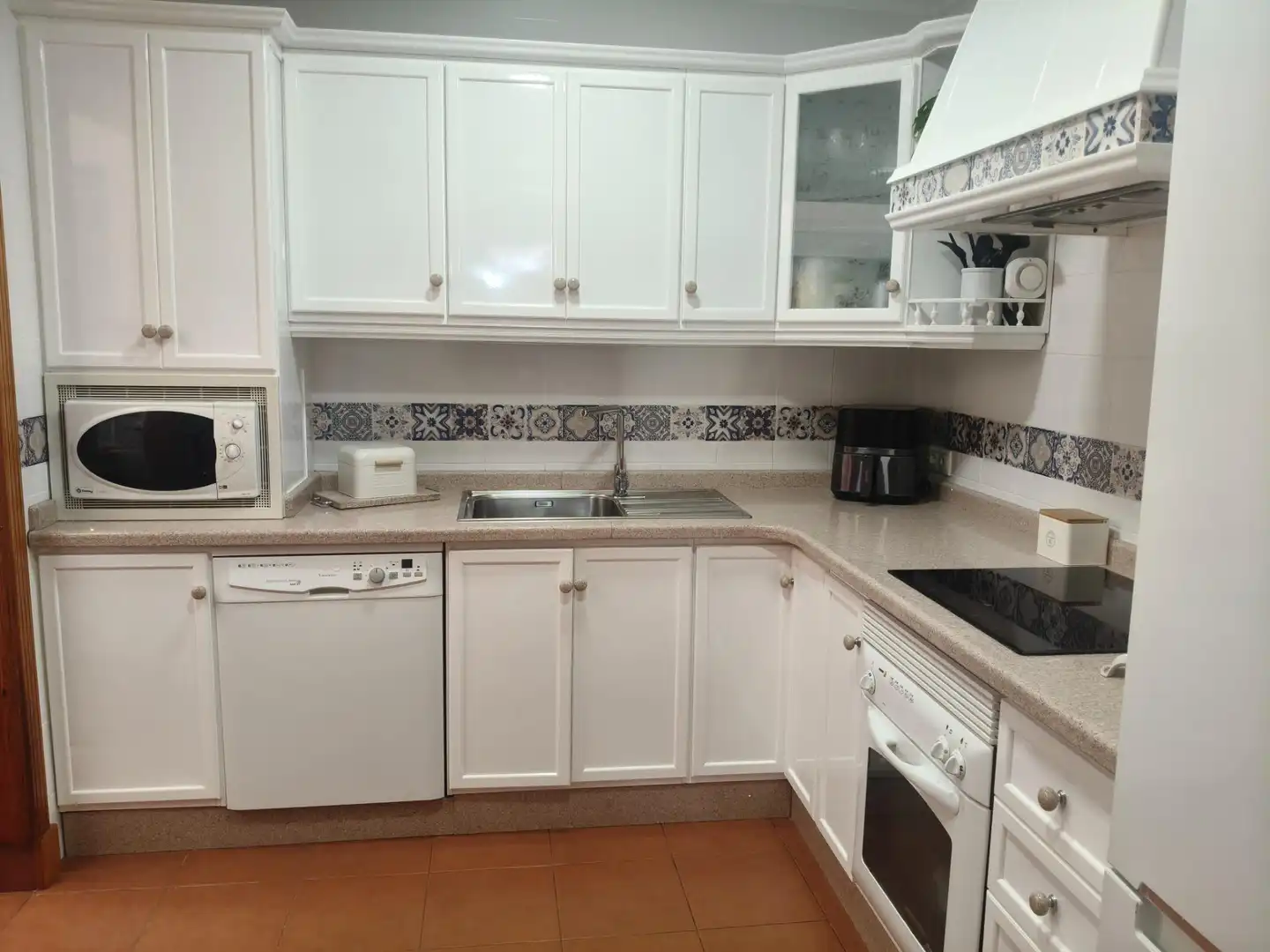 Cuina de Casa adosada en venda en Puerto Real amb Aire condicionat