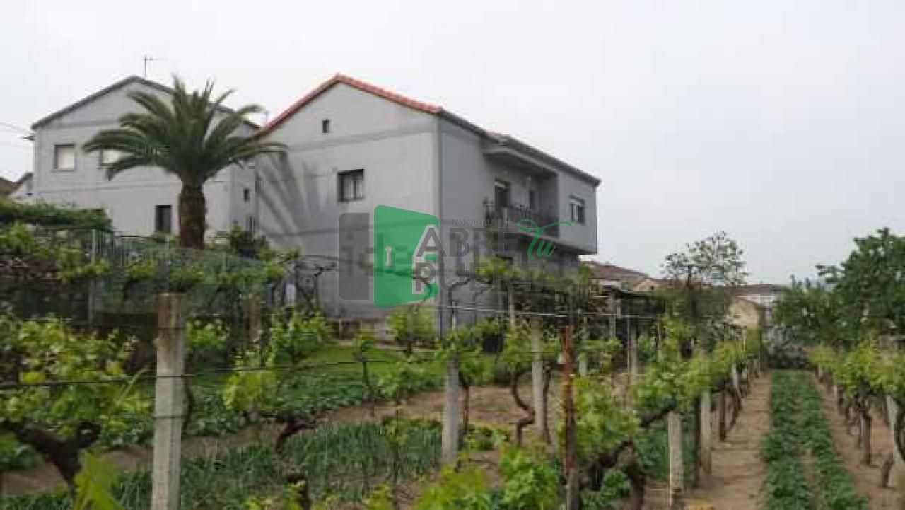 Vista exterior de Casa o xalet en venda en Ourense Capital  amb Calefacció, Jardí privat i Moblat