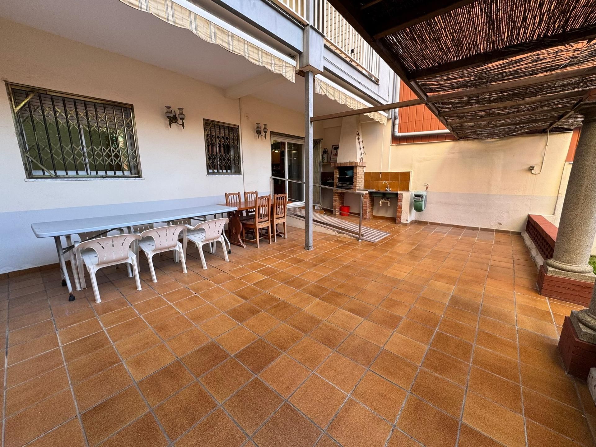 Terrassa de Casa o xalet en venda en Cornellà de Llobregat amb Calefacció, Jardí privat i Terrassa