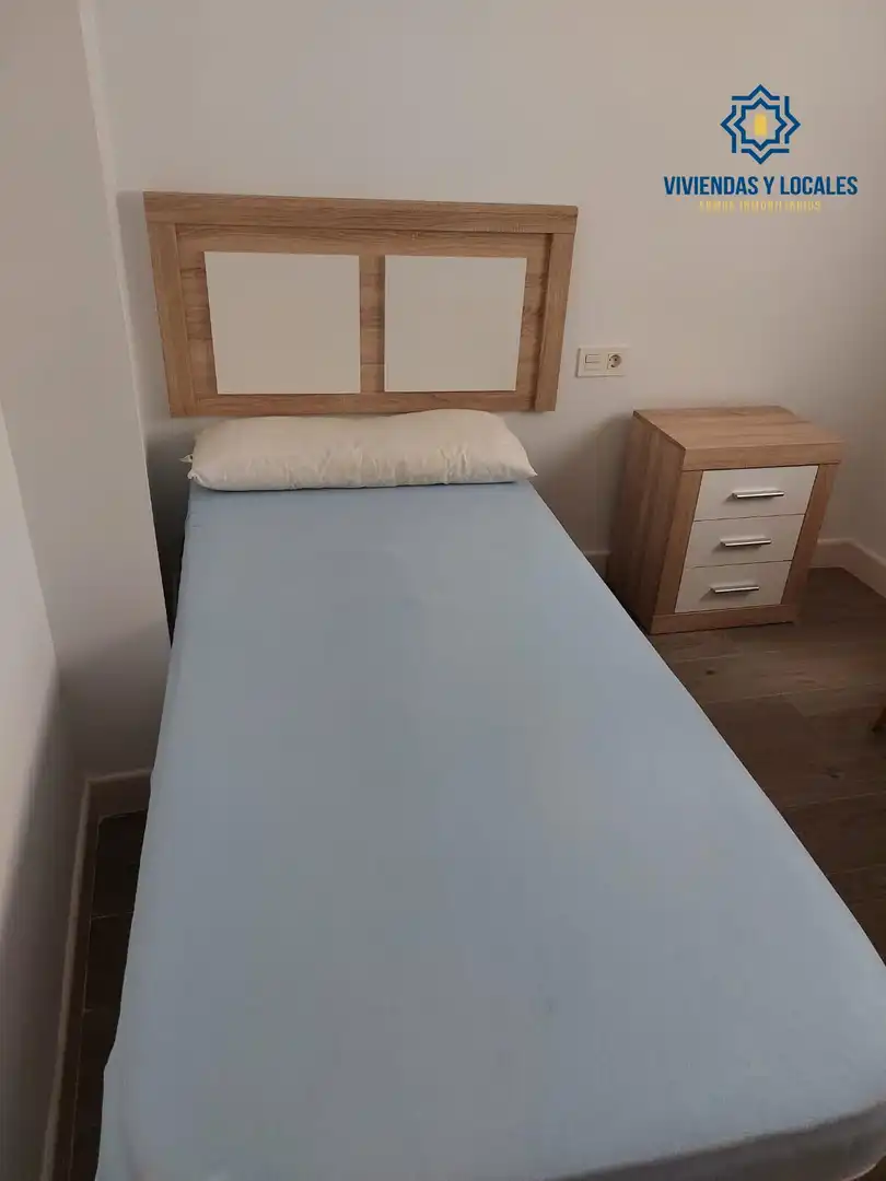 Dormitori de Pis de lloguer en Granada amb Aire condicionat, Terrassa i Moblat
