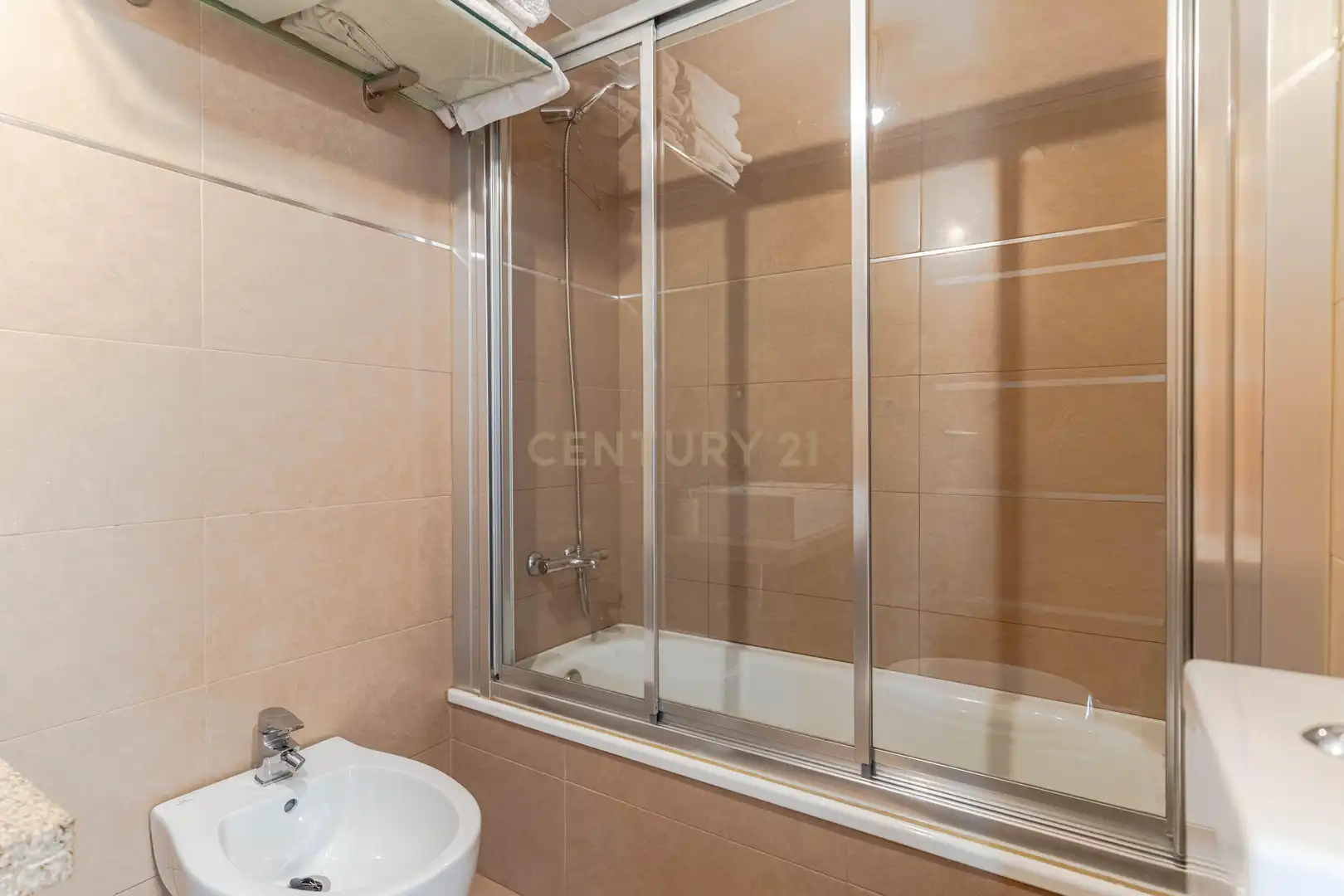 Bany de Apartament en venda en Granada amb Aire condicionat, Traster i Piscina