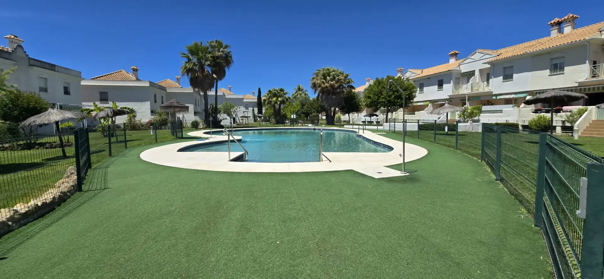 Piscina de Casa adosada en venta en El Portil con Calefacción, Trastero y Amueblado