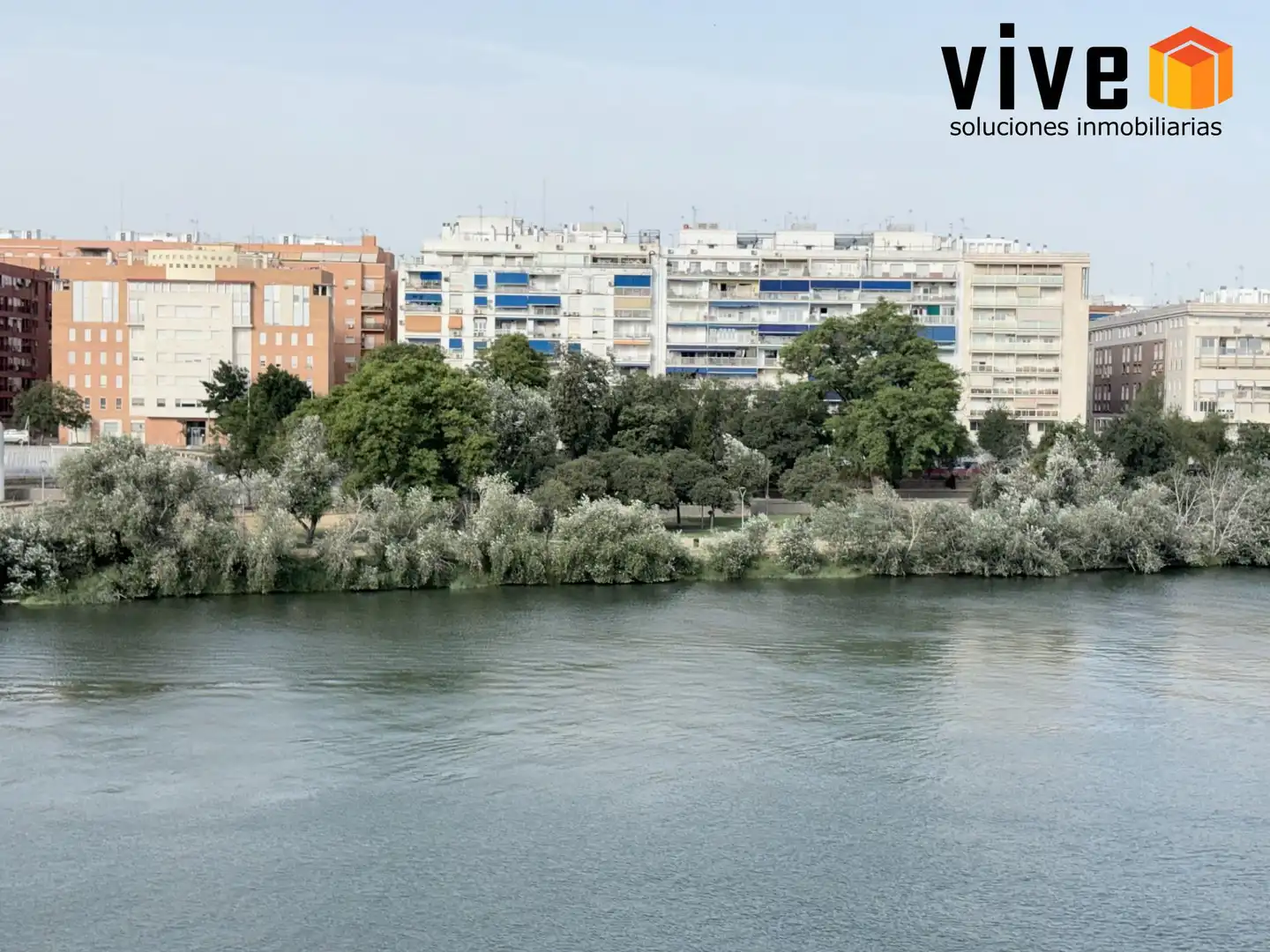 Vista exterior de Piso en venta en Sevilla con Calefacción y Terraza