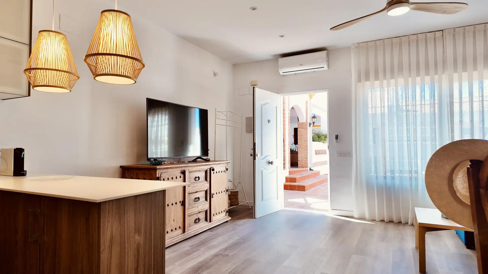 Sala d'estar de Apartament en venda en Benalmádena amb Aire condicionat, Calefacció i Jardí privat