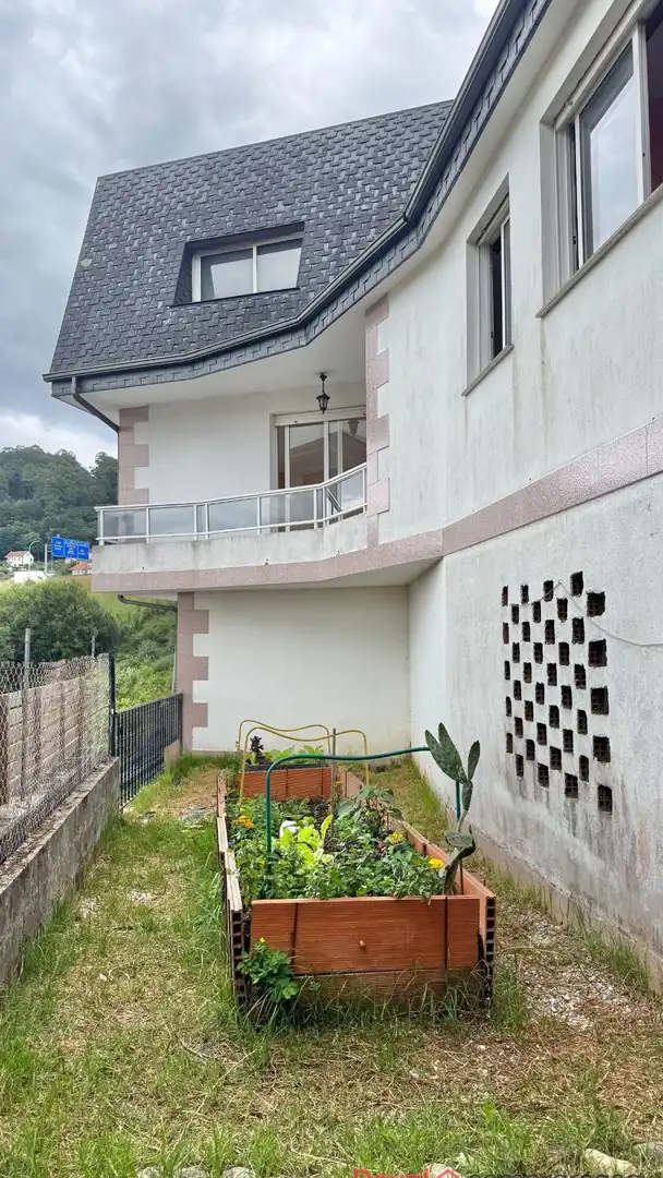 Vista exterior de Casa o xalet en venda en Redondela amb Calefacció, Traster i Piscina