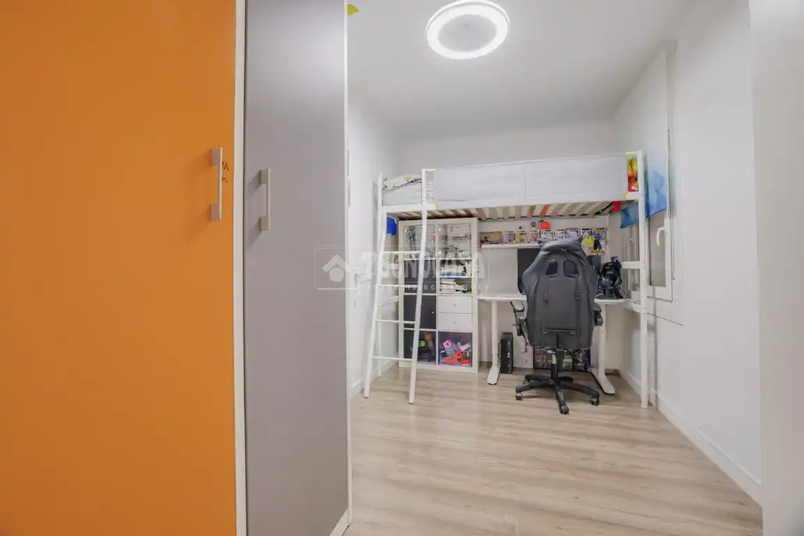Dormitori de Pis en venda en Sant Feliu de Llobregat amb Aire condicionat i Balcó