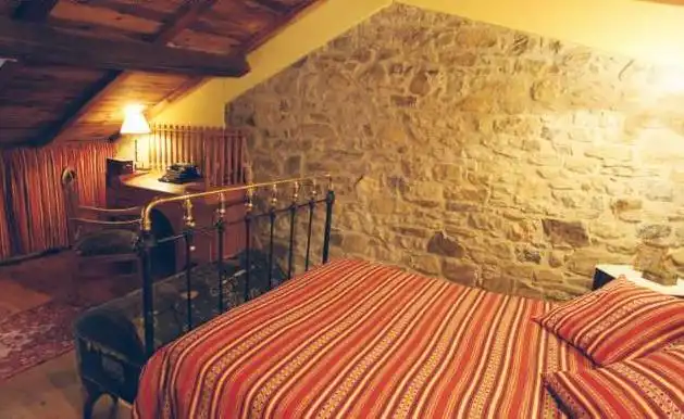 Dormitori de Casa adosada en venda en Sobrescobio amb Calefacció i Moblat