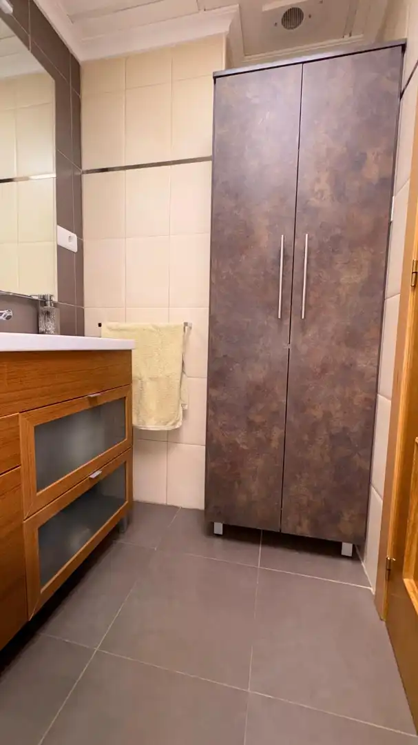 Badezimmer von Wohnung zur Miete in Santa Pola mit Klimaanlage, Abstellraum und Möbliert