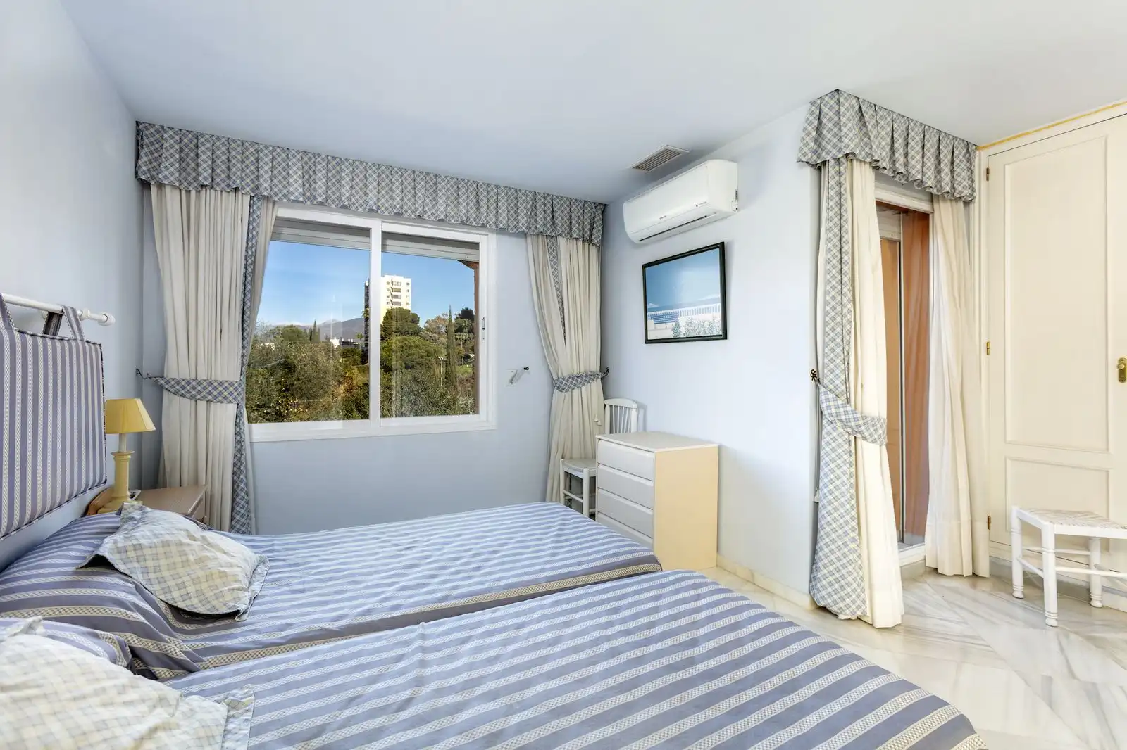 Dormitori de Casa adosada en venda en Marbella amb Terrassa, Traster i Moblat