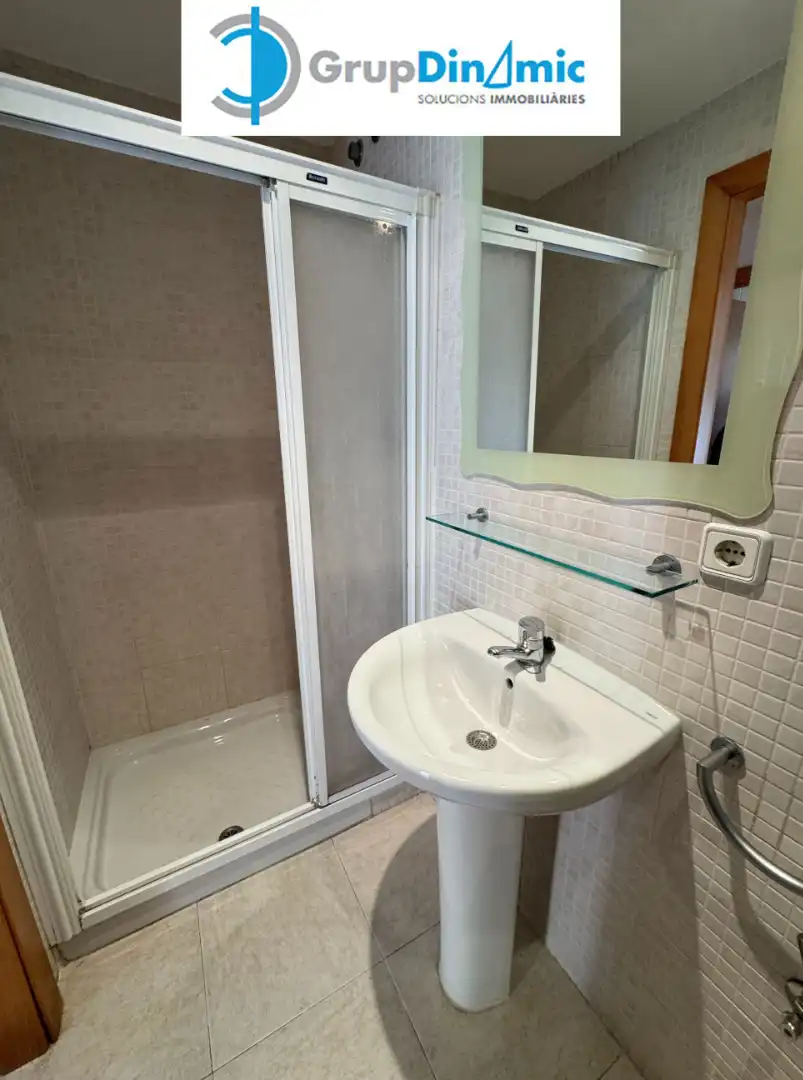 Badezimmer von Wohnung zum Verkauf in Palamós mit Klimaanlage, Heizung und Möbliert