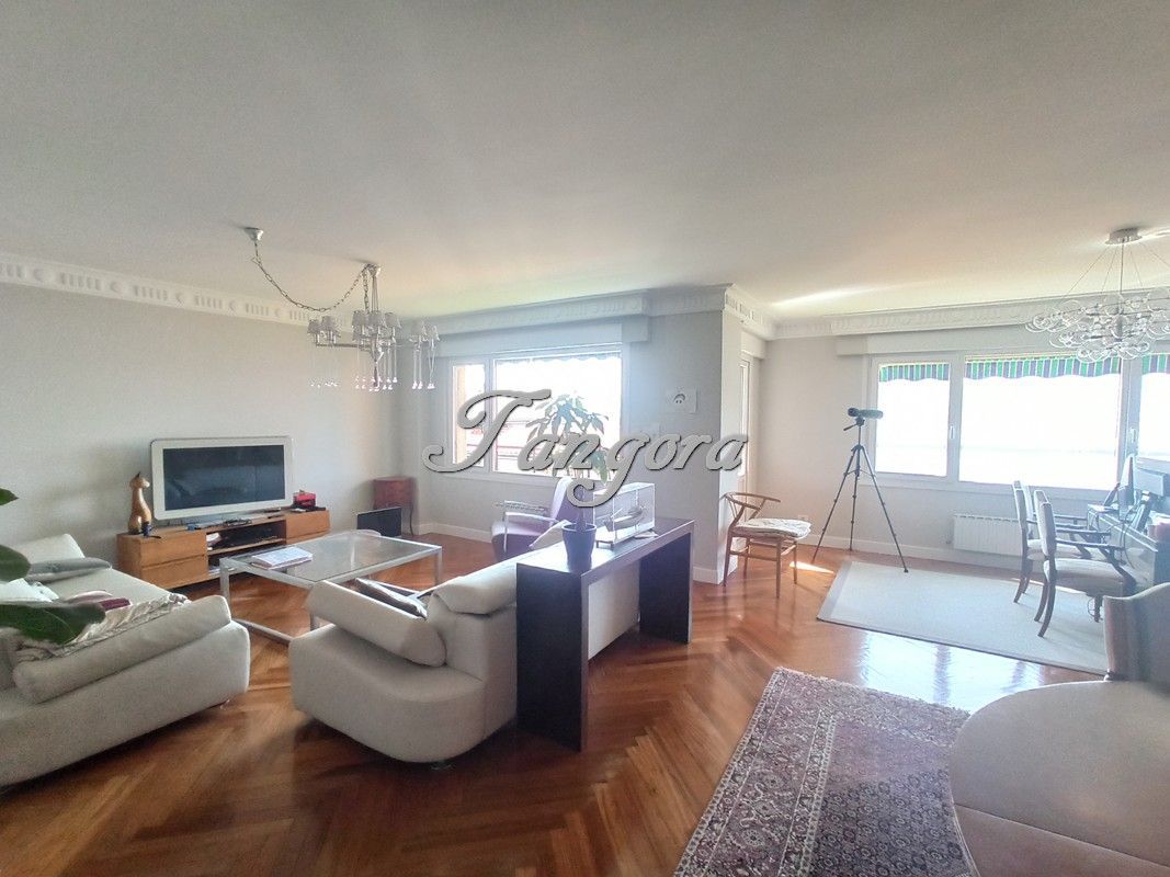 Living room of Flat for sale in Getxo   with Parquet flooring, Terrace and Storage room
