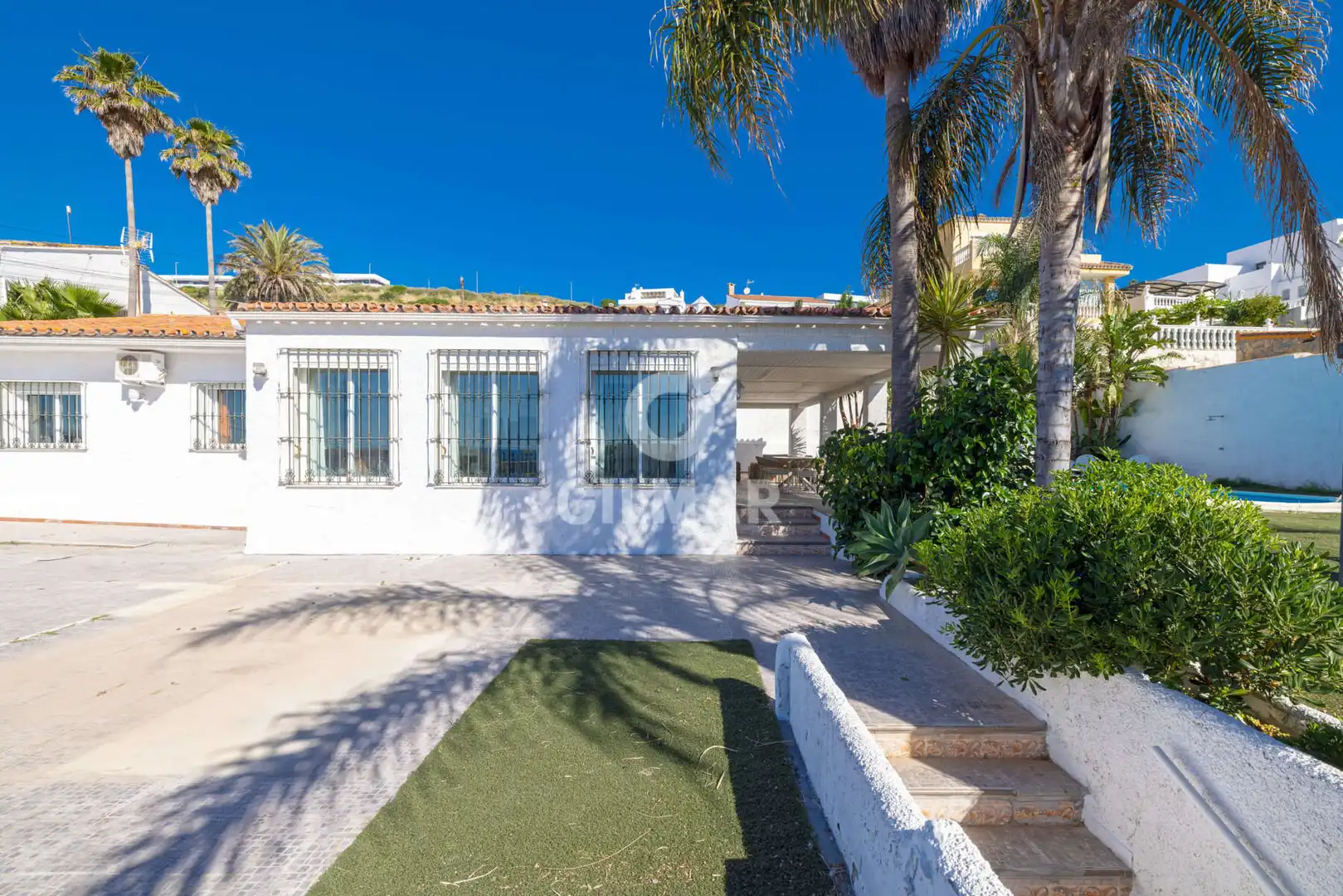 Vista exterior de Casa o xalet en venda en Estepona amb Calefacció, Jardí privat i Piscina