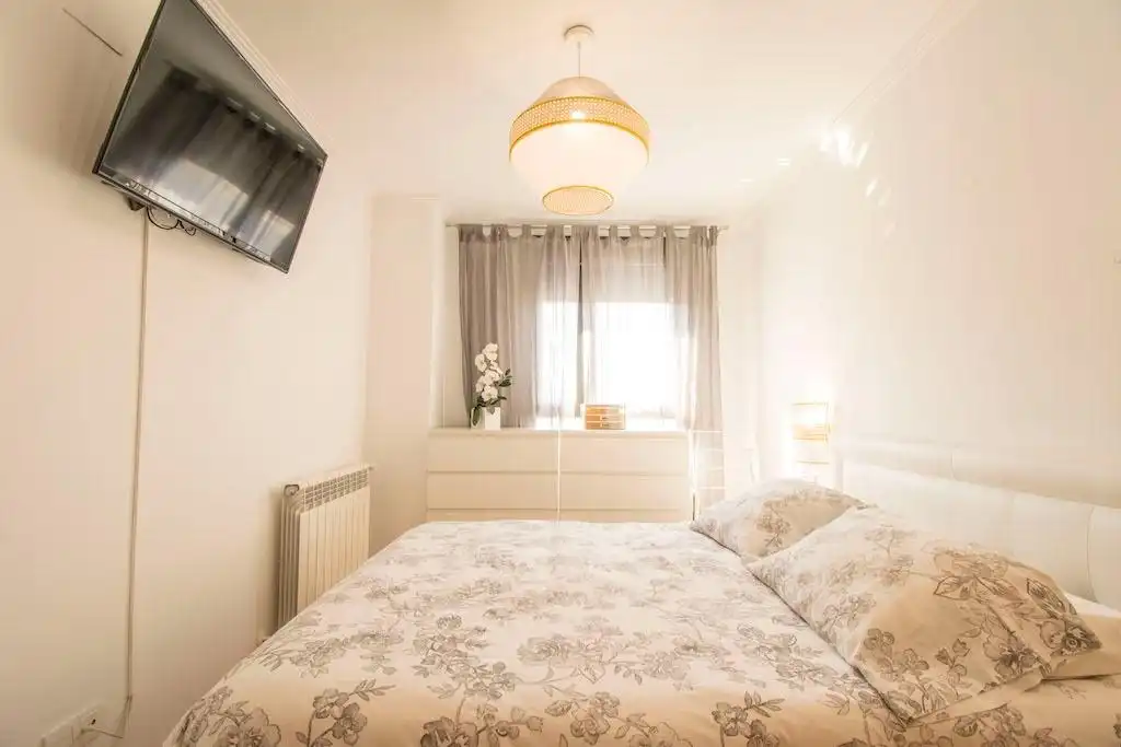 Habitación de Ático de alquiler en La Pobla de Vallbona con Aire acondicionado, Calefacción y Jardín privado