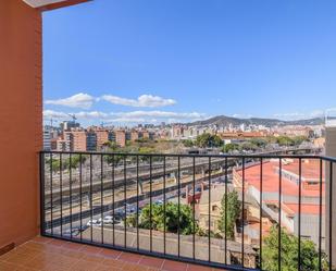 Vista exterior de Pis en venda en L'Hospitalet de Llobregat amb Balcó