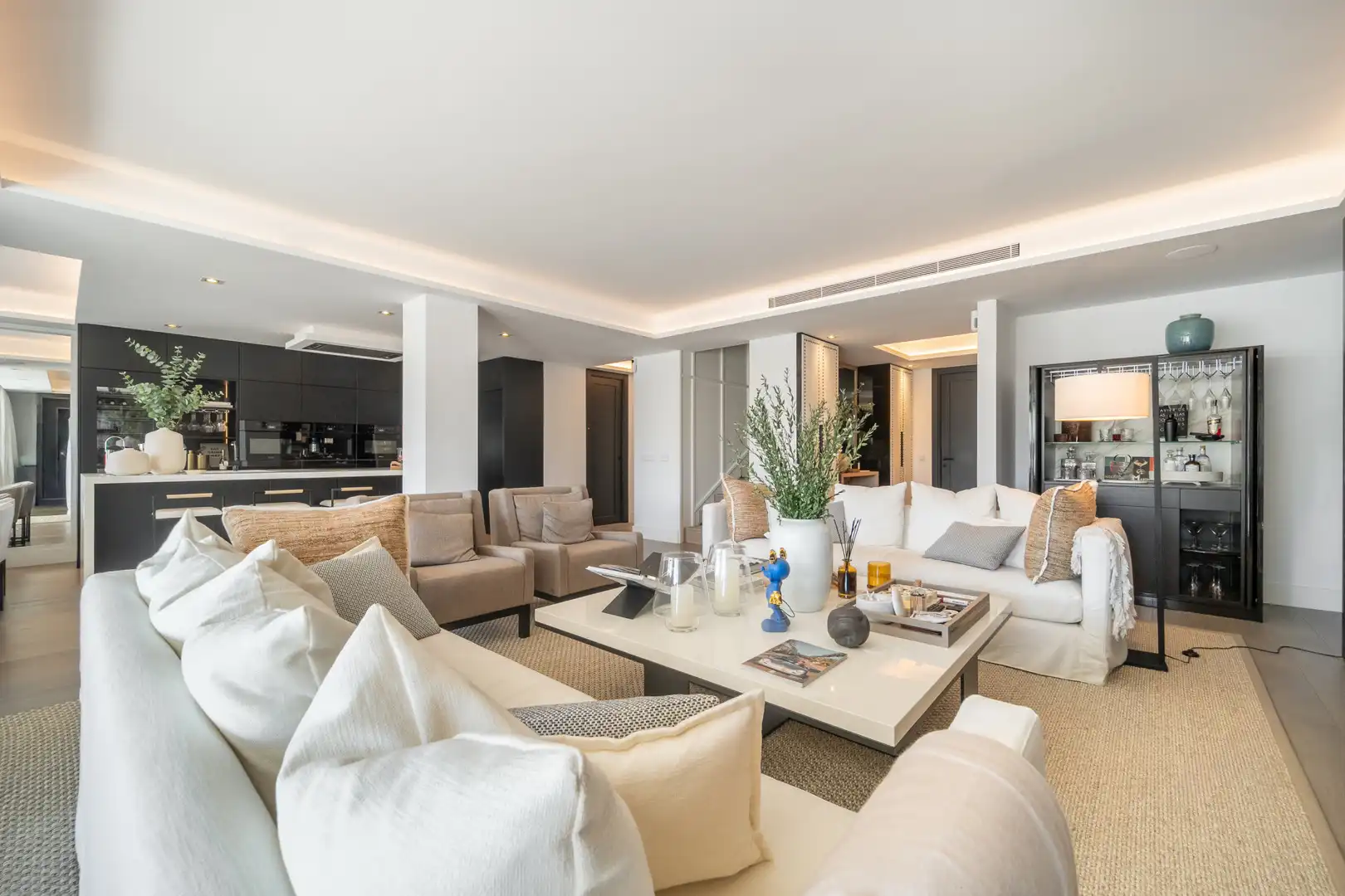 Sala de estar de Ático en venta en Marbella con Aire acondicionado, Terraza y Trastero