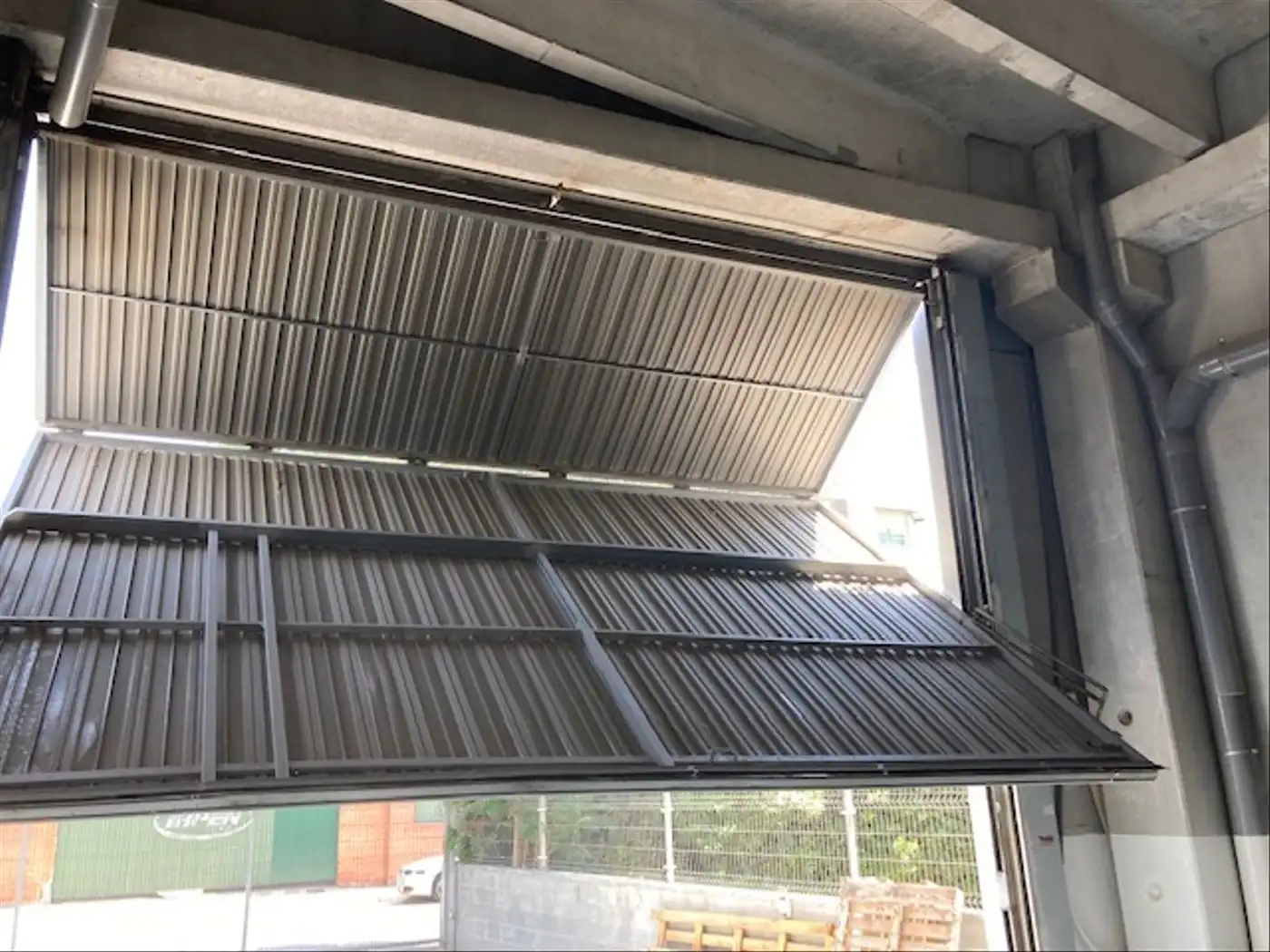 Außenansicht von Fabrikhallen zur Miete in La Llagosta mit Heizung