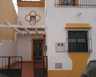 Vista exterior de Casa o xalet en venda en La Albuera amb Aire condicionat, Terrassa i Balcó