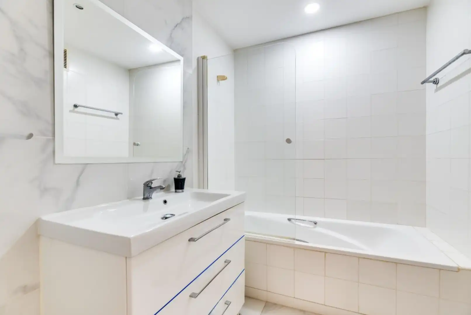 Baño de Apartamento en venta en Estepona con Aire acondicionado, Calefacción y Terraza