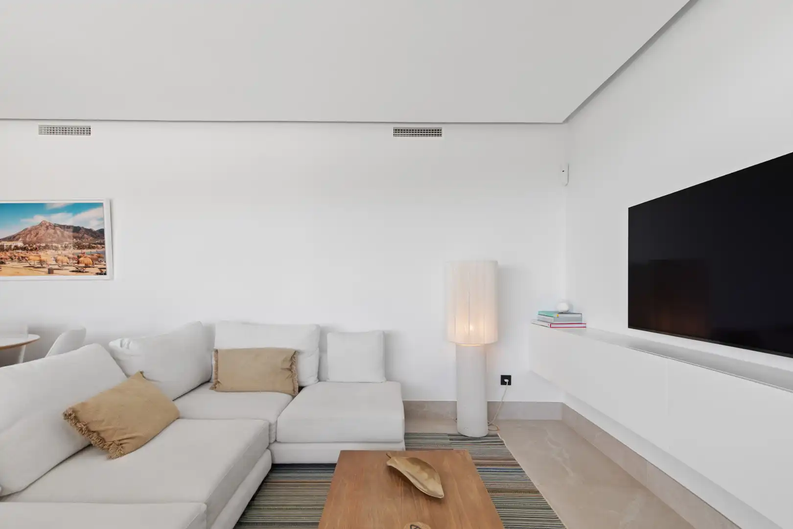 Sala de estar de Apartamento en venta en Istán con Aire acondicionado, Terraza y Piscina