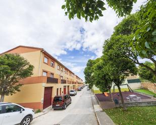 Vista exterior de Casa adosada en venda en Larraga amb Calefacció, Jardí privat i Terrassa