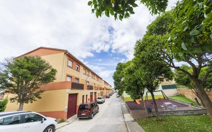 Vista exterior de Casa adosada en venda en Larraga amb Calefacció, Jardí privat i Terrassa