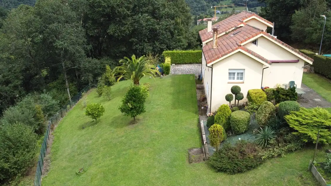 Jardín de Casa o chalet en venta en Parres con Piscina y Amueblado