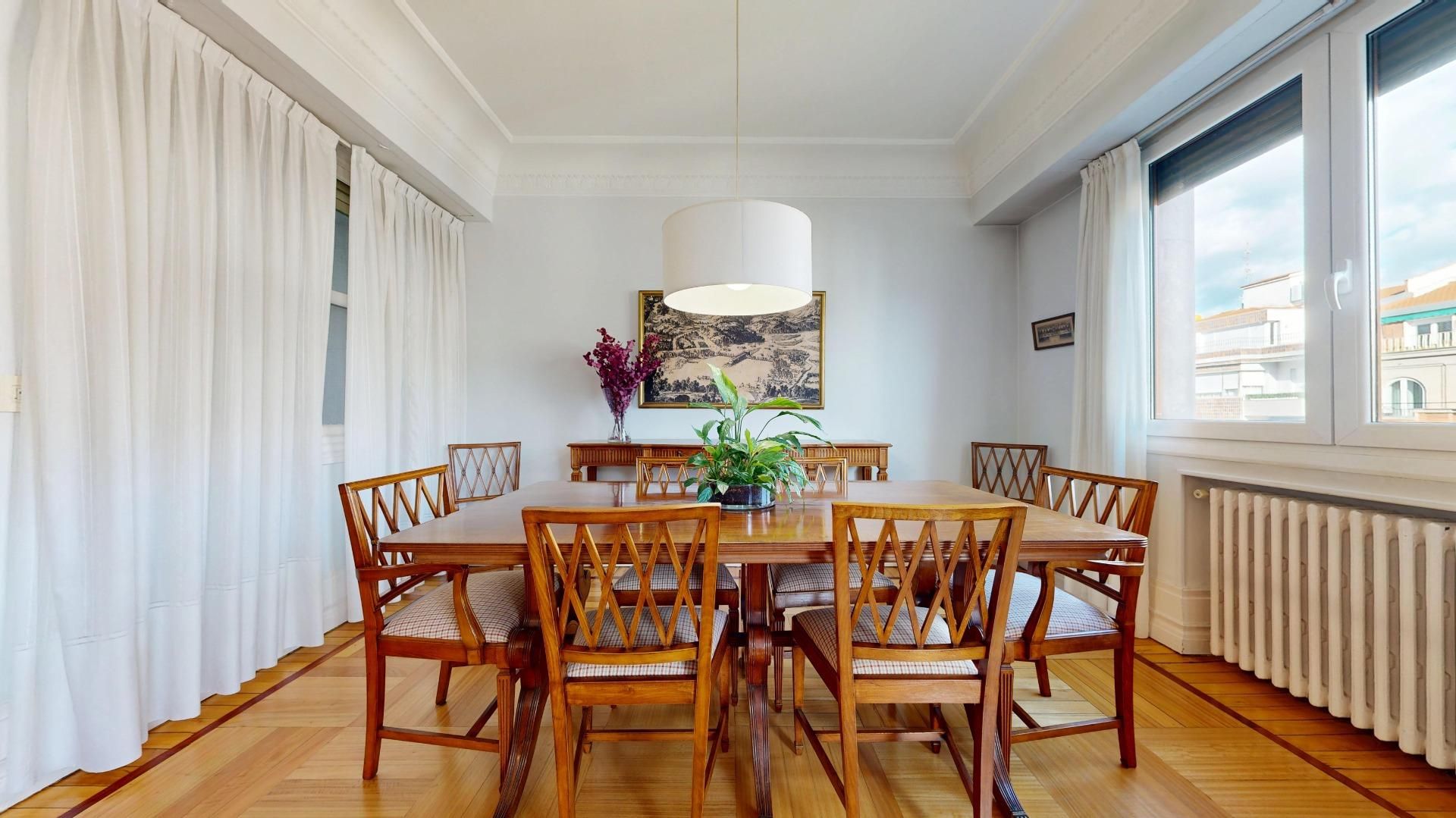 Menjador de Pis en venda en Bilbao  amb Calefacció, Traster i Balcó