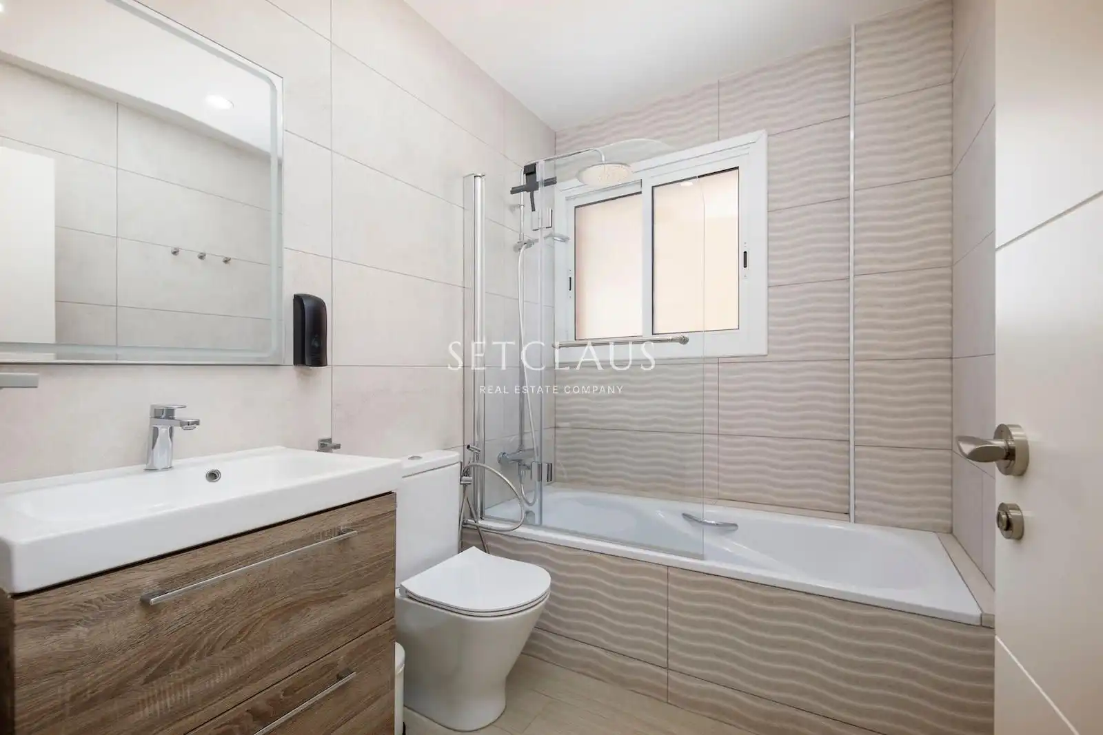 Bathroom of Attic for rent in Tiana  with Air Conditioner, Heating and Parquet flooring