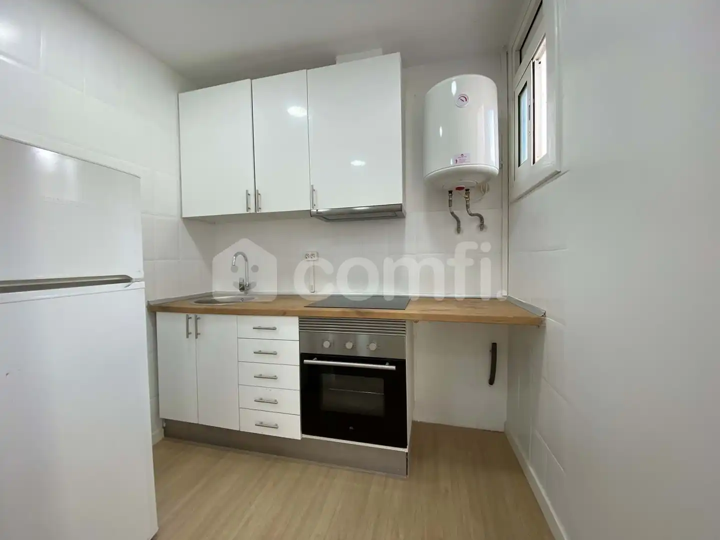 Küche von Dachboden zum Verkauf in Barcelona mit Balkon