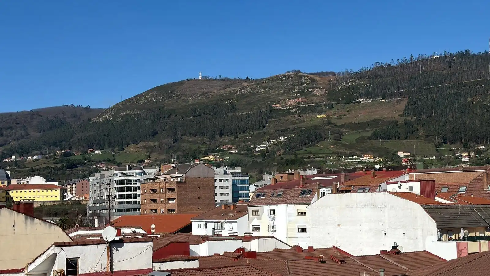 Vista exterior de Pis en venda en Oviedo  amb Calefacció