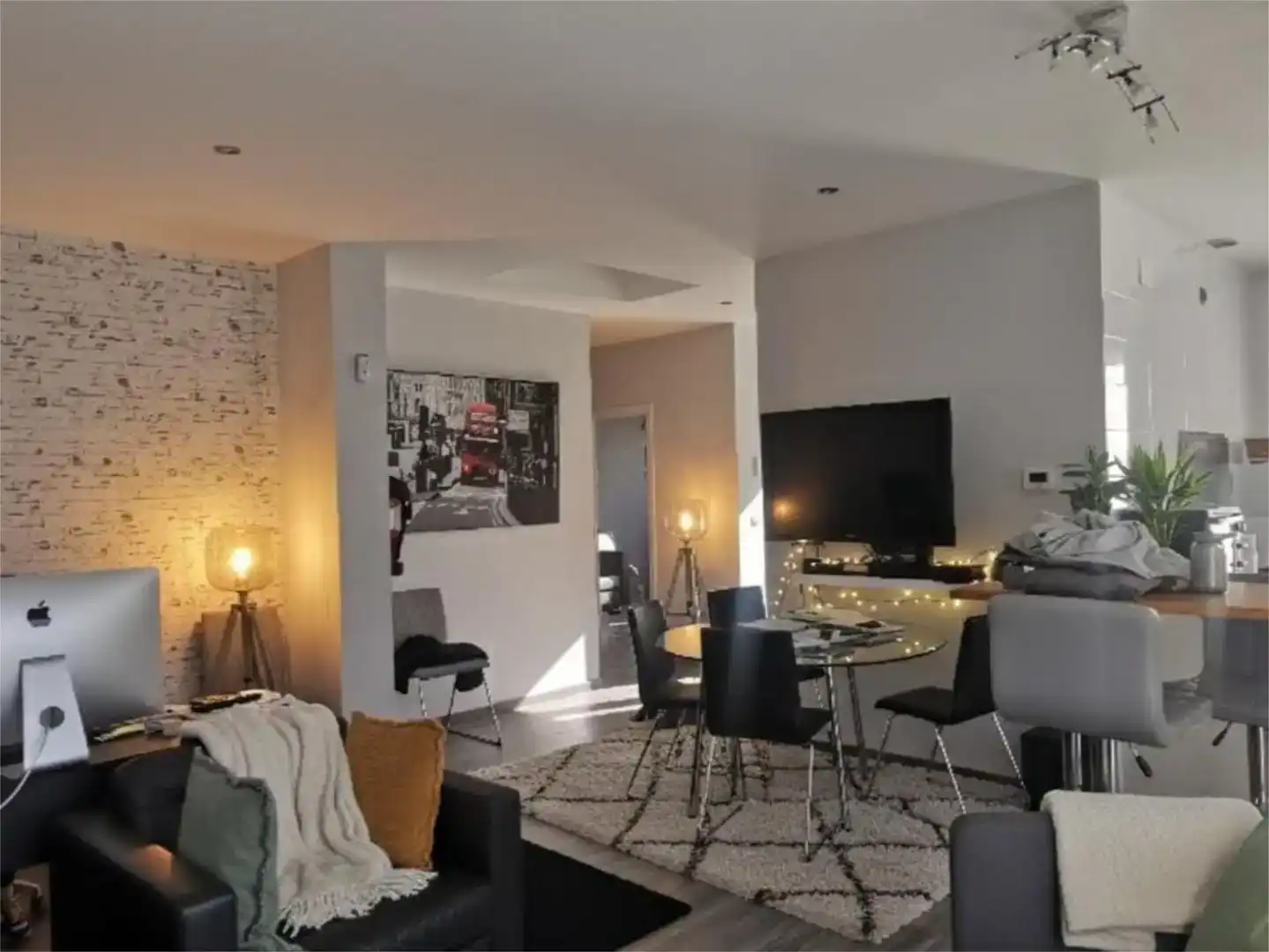 Sala d'estar de Casa o xalet en venda en León Capital  amb Piscina