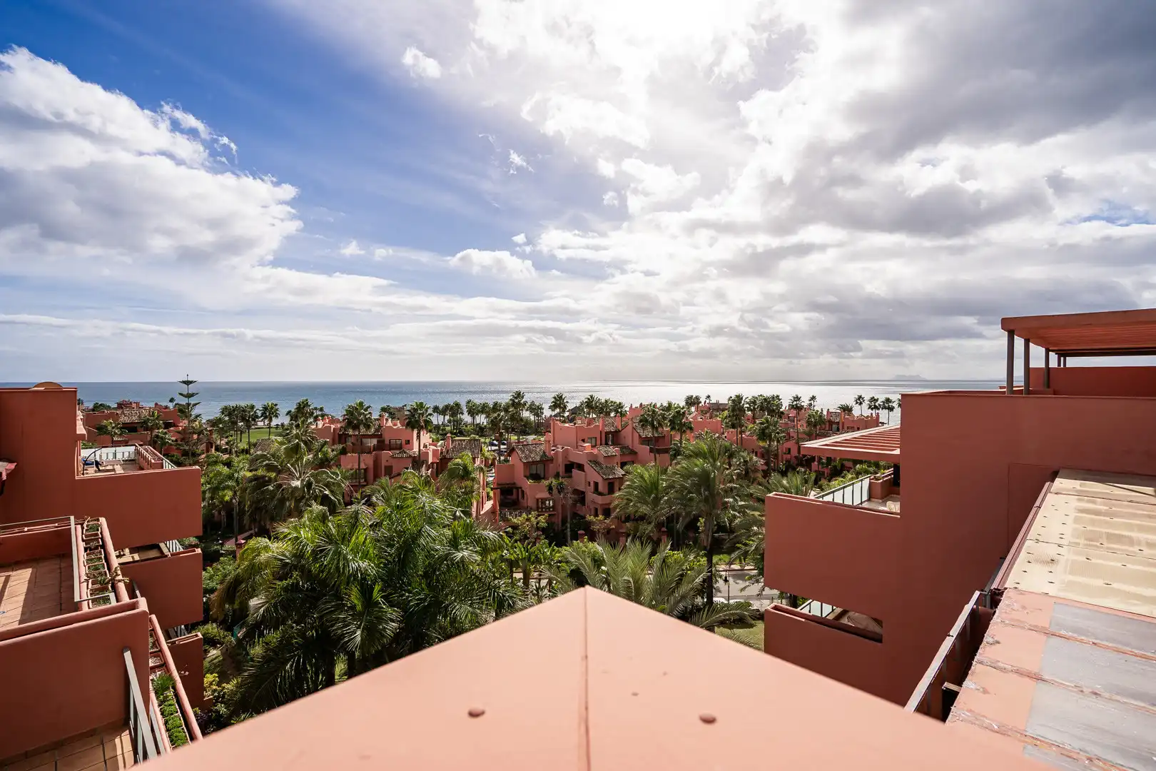 Vista exterior de Àtic en venda en Estepona amb Aire condicionat, Terrassa i Piscina