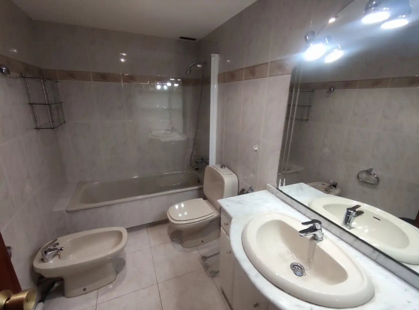 Baño de Piso de alquiler en Lleida con Aire acondicionado, Calefacción y Amueblado
