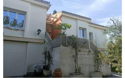 Vista exterior de Casa o xalet en venda en Mairena del Aljarafe amb Aire condicionat, Calefacció i Jardí privat