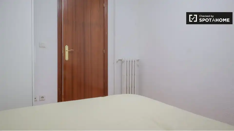Dormitori de Pis de lloguer en Madrid amb Aire condicionat, Calefacció i Moblat