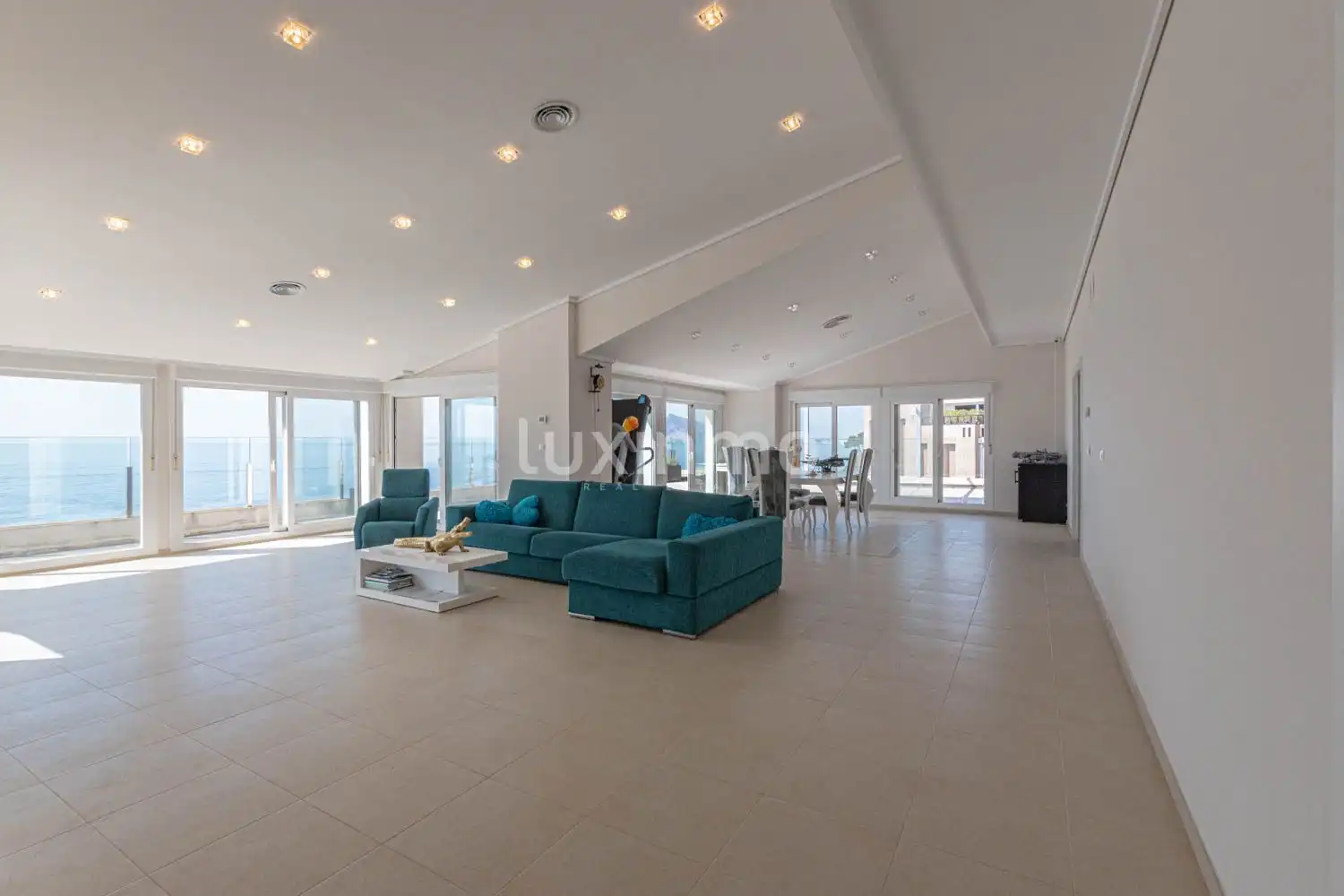 Wohnzimmer von Dachboden zum Verkauf in Altea mit Klimaanlage, Heizung und Privatgarten