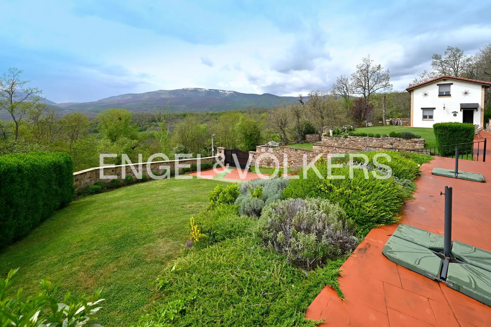 Jardín de Casa o chalet en venta en Reinosa con Aire acondicionado, Calefacción y Jardín privado