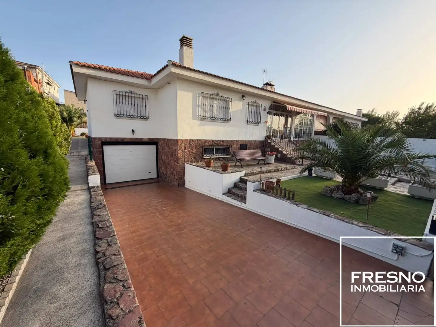 Vista exterior de Casa adosada en venta en Valdepiélagos con Calefacción, Jardín privado y Terraza