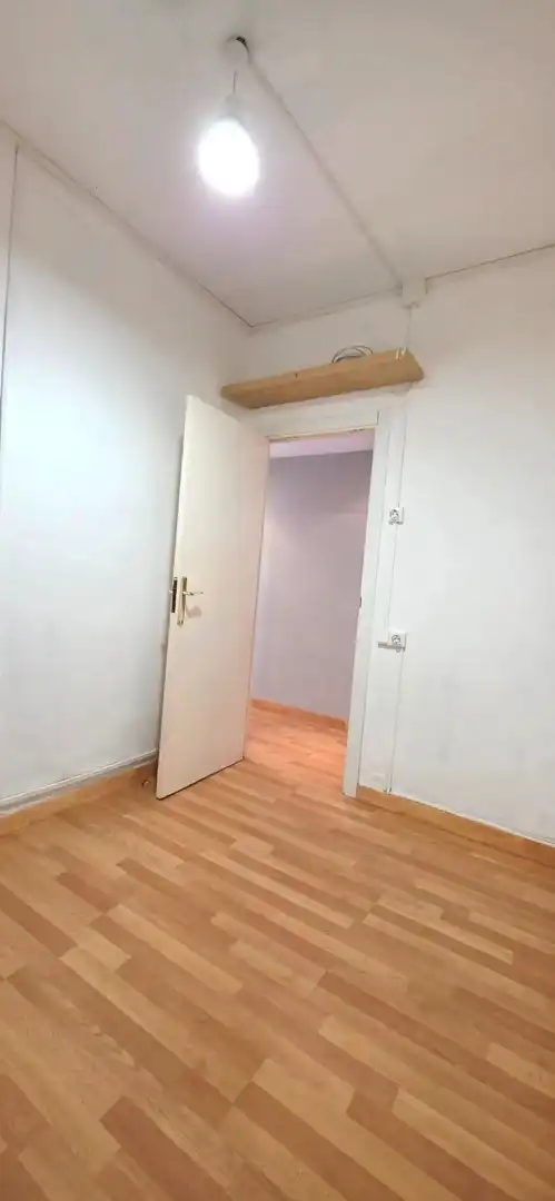 Schlafzimmer von Wohnung zum Verkauf in Barcelona mit Ofen, Balkon und Alarm