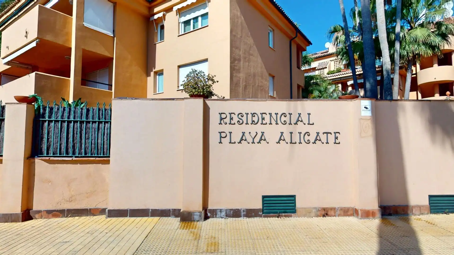 Vista exterior de Pis en venda en Marbella amb Jardí privat, Terrassa i Balcó