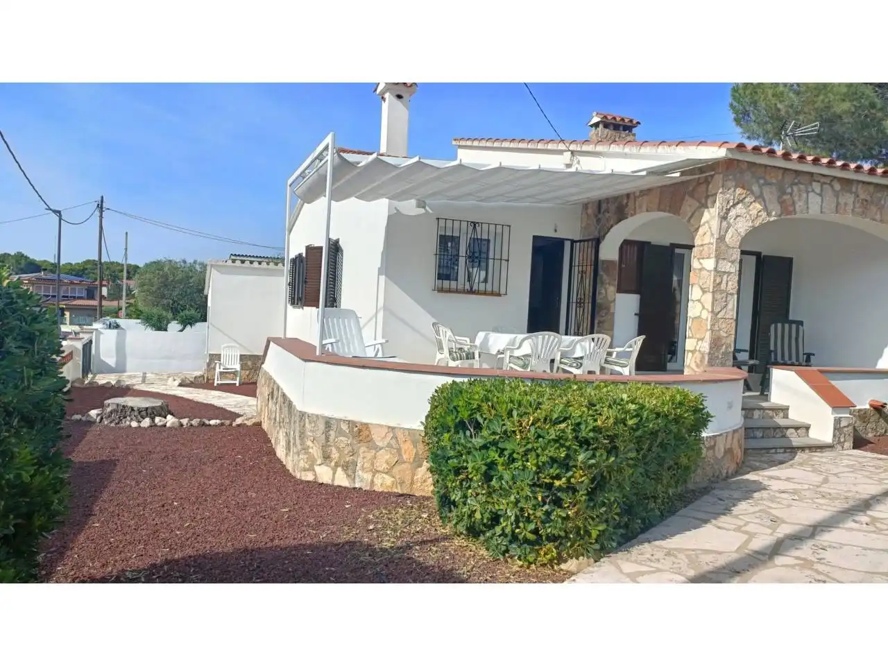 Vista exterior de Casa o xalet en venda en L'Escala amb Aire condicionat, Jardí privat i Terrassa