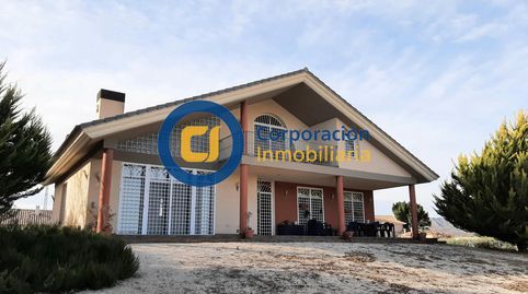 Chalet con tres dormitorios y amplio garaje en sótano en La Pulgara de grandes dimensiones