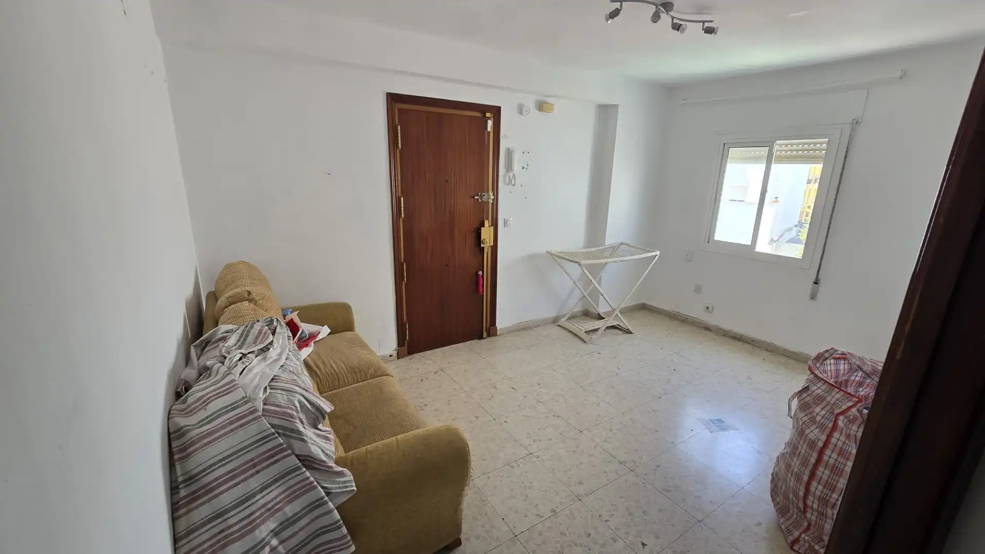 Living room of Flat for rent in Algeciras  with Furnished, Washing machine and Microwave