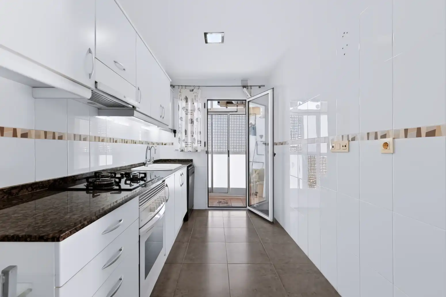 Kitchen of Flat for sale in Alaquàs  with Air Conditioner, Parquet flooring and Storage room
