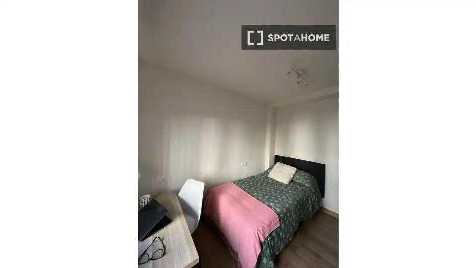 Bedroom of Flat for share in Macarena